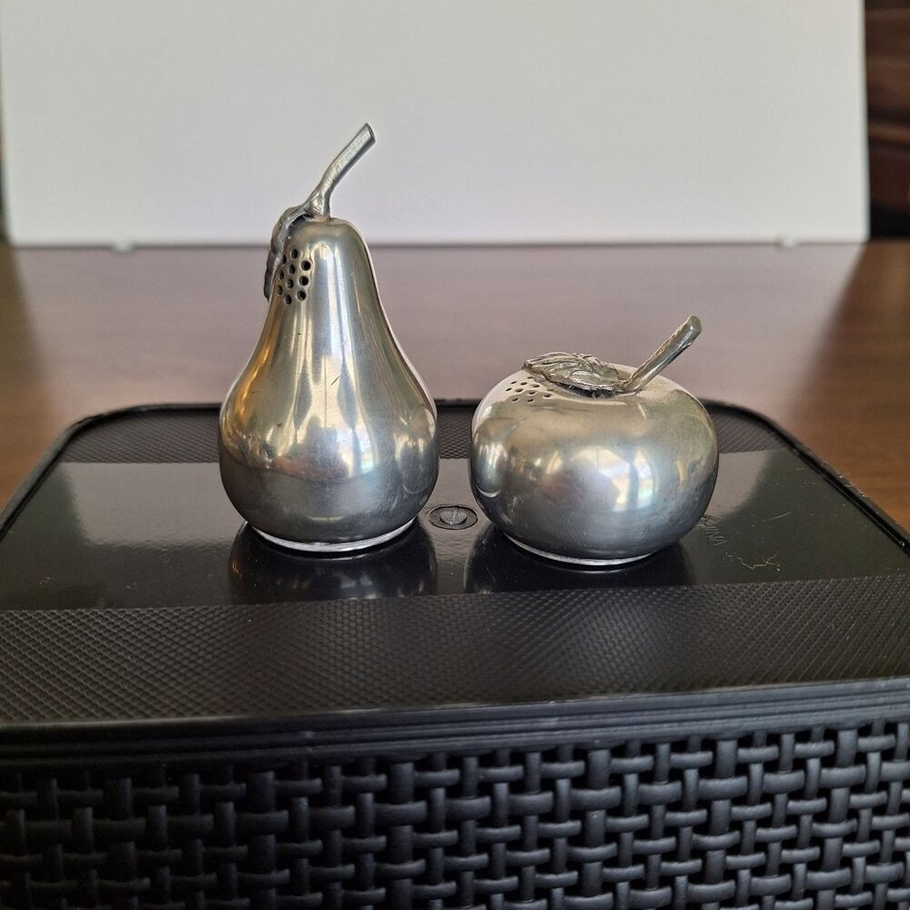 KIRK STIEFF 500 PEWTER APPLE AND PEAR SALT AND PEPPER SHAKERS NO BOX